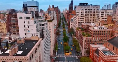 New York, ABD, 28 Ağustos 2025: Çok katlı binaların çatıları boyunca uzanan görüntüler. New York 'un işlek caddesinde yoğun bir trafik var..