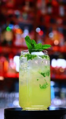 Naneli ve buzlu mojito. Nane yaprakları, buz ve limon karışımıyla dolu uzun bir bardak mojito..