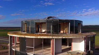 Silindir şekilli binanın tepesindeki görüntüler. İnşaatın ön cephesine bazı güneşli cam paneller yerleştirildi..