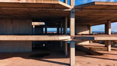 İnşaat halindeki binanın zeminindeki görüntüler. Gelecekteki apartmanların leşi..