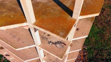 İnşaat halindeki çok katlı binanın zeminine inin. Bazı döküntüler katlarda yatıyor..