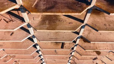 Çok katlı apartmanların çimento leşi. İnşaat alanındaki İHA görüntüleri..