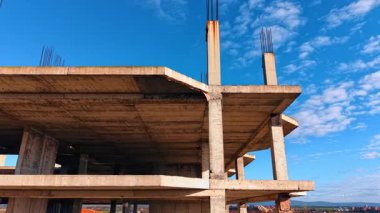 İnşaat halindeki binanın tepesine çıkın. Deniz kıyısındaki yerleşim bölgesinin görüntüsü.