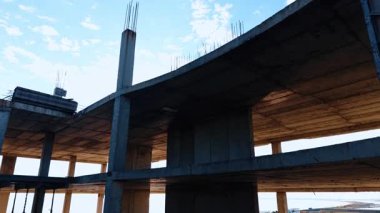 Gelecekteki binaların beton zemini. İnşaat halindeki yüksek binanın düşük açılı görüntüsü.