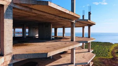 Terk edilmiş çok katlı binanın yapısından uçmak. Arka plandaki deniz manzarası inanılmaz..