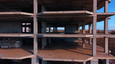 Terk edilmemiş çok katlı binanın zeminine bak. Arkaplanda sera ve konut alanları.