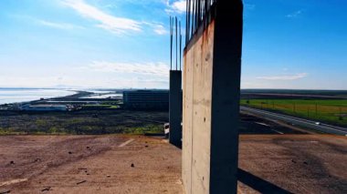Terk edilmiş çok katlı binanın çatısından görüntüler. Karayolu manzarası, deniz manzaralı binalar.