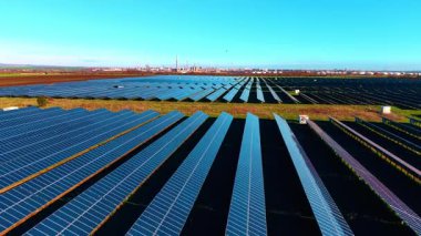 Kırsaldaki geniş alanlar uzun güneş panelleriyle kaplıydı. Fotovoltaik hücreler yeşil enerji üretmek için güneş ışığı topluyor.
