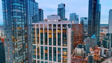 New York, ABD, 8 Ekim 2025: Pencerelerinde ışık açık olan apartman blokları. Hava karardığında New York 'taki binaların tepesindeki insansız hava aracı görüntüleri..