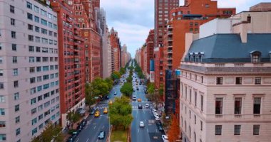 New York, ABD, 8 Ekim 2025: New York, ABD 'deki kırmızı tuğla binalar boyunca görüntüler. İnsansız hava aracından metropol trafiği.