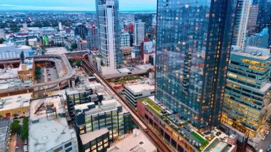 New York, ABD, 8 Ekim 2025: Trenler şehir manzarası boyunca tren yoluyla hareket ediyor. İHA görüntüleri New York şehir manzarası üzerinde alacakaranlıkta.
