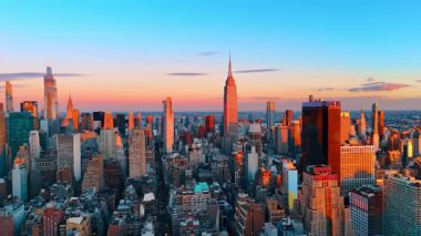 New York, ABD, 8 Ekim 2025: Günbatımında muhteşem Manhattan 'ın üzerindeki görüntüler. Güzel altın ışık görkemli gökdelenlerin tepelerini boyuyor. Hava görünümü.
