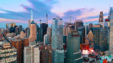 New York, ABD, 8 Ekim 2025: New York, ABD 'nin yüksek katlı panoraması, alacakaranlıkta. Gökyüzünde güzel pembe mavi bulutlar şehrin üzerinde.