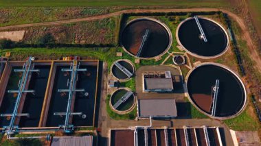 Su arıtma tesisinin rezervlerini dolduran atık su. Çevreyi önemsemek. Üst görünüm.