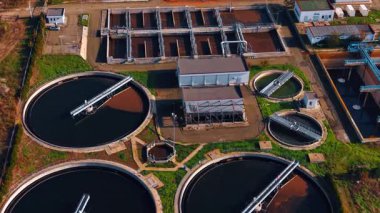 Büyük ve küçük su depoları atık suyla dolu. Kanalizasyon su arıtma tesisi üzerinde İHA görüntüleri.