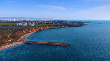 İHA görüntülerinden sahil şehrinin manzarası. Barajda yükseliyor Mavi suları kesiyor.