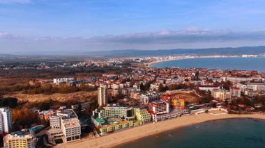 Karadeniz kıyısındaki güzel modern otellere yaklaşıyoruz. Sonbaharda kıyı kenti üzerindeki görüntüler.