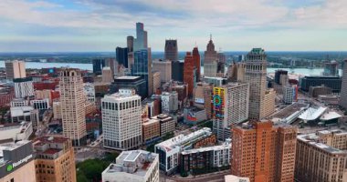 Detroit, ABD, 28 Temmuz 2025: Yüksek binaları olan şehir merkezi. Gri bulutlu bir günde Detroit, Michigan, ABD 'deki su manzarasına yaklaşıyoruz..