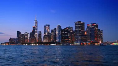 Çarpıcı Manhattan akşam ışıklarını yaktı. Nehir manzarasından New York 'un görkemli silueti.