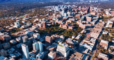 Güneşli bir günde Austin, Teksas 'ın muhteşem manzarası. Bir sürü yeşilliği olan büyük bir şehir manzarası. Hava görünümü.