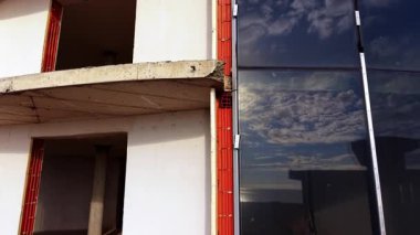 Bitmemiş binanın ön cephesinde yükseliyor. Alışılmadık şekildeki binanın inşaatı.