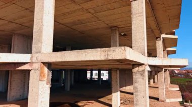 İnşa edilmiş çok katlı binanın zeminleri. Mavi gökyüzüne karşı inşaatın düşük açılı görüntüsü.