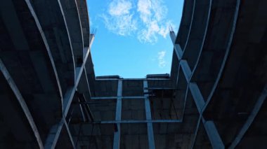 Çok katlı binanın içindeki açık alanda yükseliyor. İnşaat yapısının tepesine çıkıyor..