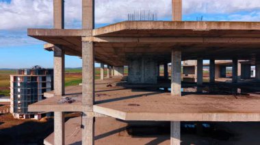 Çok katlı binanın terk edilmiş inşaatı. İHA görüntüleri binanın zemininde..