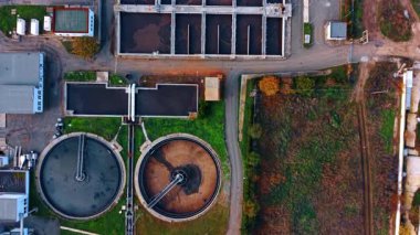 Modern atık su arıtma tesisi üzerinde uçuş. Çeşitli şekillerde su rezervleri lağım suyuyla dolduruluyor..