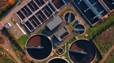 Modern atık su arıtma tesisinde daireler çiziyor. Çevre dostu teknoloji kavramı. Üst görünüm.