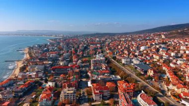 Karadeniz kıyısındaki yoğun şehir manzarasının üzerindeki görüntüler. Bulgaristan 'ın güneşli kıyıları sonbaharda İHA' dan.