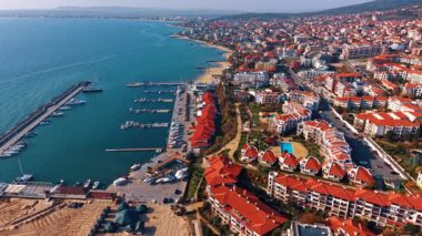 Güneşli bir günde Karadeniz kıyısı üzerinde uçuş. Bulgaristan 'ın Nessebar kentinde turizm için altyapı geliştirildi.