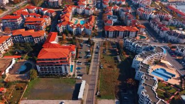 Şehir manzarasında yüzme havuzları olan sayısız modern otel. Güneşli bir günde Bulgaristan 'ın Nessebar kentindeki İHA uçuşu.