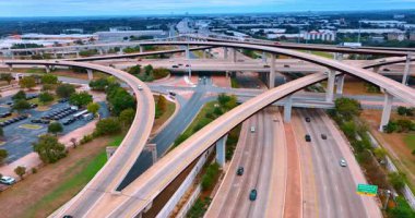 Modern şehrin manzarasında karmaşık yollar ve trestler sistemi var. Hektik trafik konsepti. Hava görünümü.