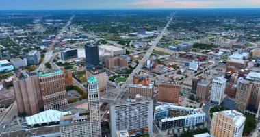 Detroit, ABD, 28 Temmuz 2025: Detroit, Michigan, ABD 'nin geniş şehir manzarası. Şehir merkezinden şehir merkezine giden iki düz yol var..