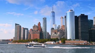 New York, ABD, 1 Ağustos 2025, nehir teknesi rıhtımdan hızla geçiyor. New York, ABD 'nin yüksek gökdelenli silueti.