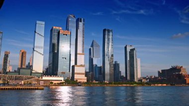 New York, ABD, 1 Ağustos 2025: ABD 'nin New York şehrindeki Vessel Structure çevresindeki çarpıcı cam gökdelenler. Doğu Nehri 'nin kıyısından metropolü izliyorum..