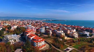 Güneşli bir günde Bulgaristan 'ın Aheloy kentinin parlak manzarası üzerinde uçuş. Arkaplanda sıradağlar ve mavi deniz manzarası.