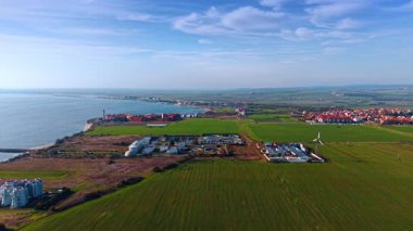 Yeşil alanlar üzerinde uçarak su arıtma tesisine yaklaşıyoruz. Bulgaristan 'ın Aheloy kentinin yerleşim bölgesi arka planda deniz kıyısında.