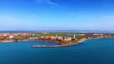 Karadeniz 'in güneşli kıyılarının manzarası, deniz manzarasının üzerindeki drone görüntülerinden. Bulgaristan 'ın Aheloy kentinde deniz feneri bulunan konut alanı.