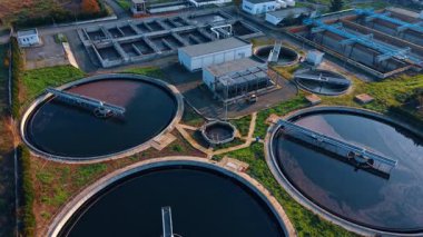 Su geri dönüşüm tesisinin bölgesinde küçük bir forklift hareketi. Kanalizasyon suyuyla dolu büyük çember rezervlerine hava perspektifi.