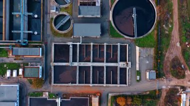 Modern su arıtma tesisinin görüntüleri. Kaynak tasarrufu için çevre dostu teknoloji.