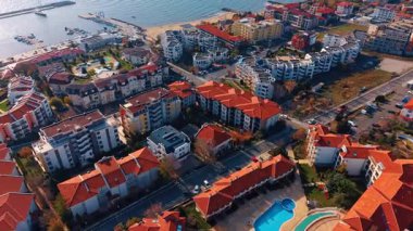 Deniz kıyısındaki modern tatil köyünün kentsel manzarası. Bulgaristan 'ın Nessebar kentindeki otellerin insansız hava aracı görüntüleri.