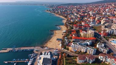 Karadeniz 'in kıyısındaki görüntüler. Bulgaristan 'ın Nessebar kentindeki dağ yamaçlarında güneş ışığı parlıyor.