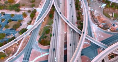 Yollarda hızlı arabalar var ve üzerlerinde yürüyorlar. Şehrin yukarısında trafik vardı. İnsansız hava aracı görüntüleri.