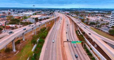 İki köprünün arasındaki çok şeritli otoyol üzerinde uçuş. Birçok araba hareketli şehrin yollarından geçer..