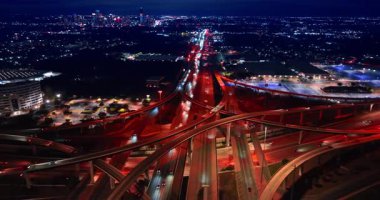 Trafiğin yoğun olduğu çok katlı bir kavşak. Karmaşık otoyolları olan metropolün şehir manzarası.