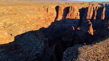 Marble Canyon, Arizona, ABD 'deki derin karanlık kanyon üzerinde uçuş. Katmanlı jeolojik oluşumlar ve etkileyici uçurum duvarları.