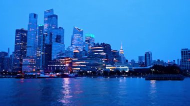 New York, ABD, 22 Ekim 2025: New York alacakaranlıkta göz kamaştırıcı bir aydınlanma ile gökyüzü. Nehir kıyısından gelen muhteşem metropolü izliyoruz..