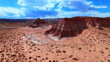 Sıcak çöldeki kırmızı kanyonlar boyunca uçmak. Arizona, ABD 'de çok sayıda küçük çalılık yetişiyor..